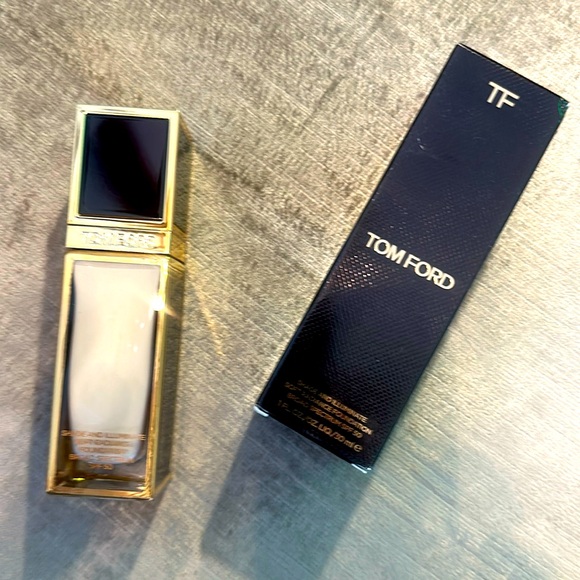 TOM FORD Shade & Illuminate Soft Radiance Foundation 1.1 warm sand - Picture 1 of 4